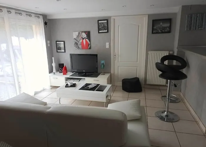 La Maison Des Roses Bed & Breakfast 3*